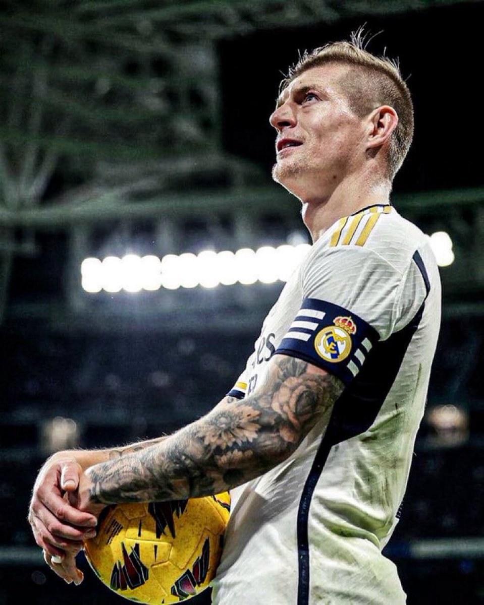 AtaqueFutbolero's tweet photo. 🚨🇩🇪 Toni Kroos acaba de anunciar que SE RETIRA DEL FÚTBOL, después de la Eurocopa con Alemania y con 34 años.

Su último partido con Real Madrid será la FINAL de la Champions League en Wembley.

🗣️ “Mi ambición siempre fue terminar mi carrera en la cima de mi nivel. A partir de este instante, en mi mente solo hay un pensamiento principal y nada me va a apartar de esto: ¡A POR LA 15!”, escribió en Instagram.

Llora la pelotita… 🥺