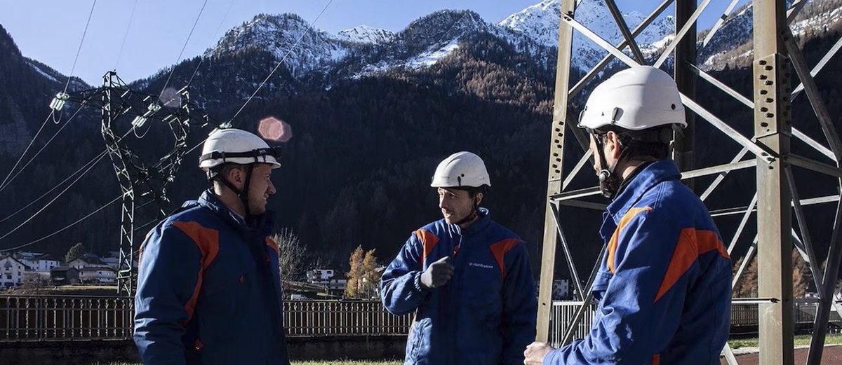 EnelGroupIT's tweet photo. Elisabetta Colacchia, nostra Direttrice P&O, commenta le azioni che stiamo mettendo in campo per guidare la transizione energetica con l'ingresso di 2.000 nuovi colleghi:  “Assumiamo e crediamo fortemente nei giovani e nella loro capacità di portare innovazione, la transizione energetica passa infatti dai valori e dalle azioni delle persone, e le nuove generazioni sono essenziali in questo. Guidare un processo così complesso richiede un forte investimento nel capitale umano, con lo sviluppo di nuove competenze, nuove professionalità e visioni”. Le assunzioni non sono legate solo alle necessità di business ma sono anche espressione di un’ambizione più profonda: quella di creare nuova occupazione stabile e di qualità a beneficio del Paese, soprattutto in aree dove la disoccupazione giovanile è più alta, come il Sud e le Isole su cui è concentrato ben il 30% degli ingressi”.

In questo articolo del @sole24ore, scopri anche tutto l'impegno del Gruppo per le persone che conferma la centralità dei temi legati al welfare, sostegno alla genitorialità e inclusione. ❤️ 👉
https://t.co/2BFj6HlxmZ
