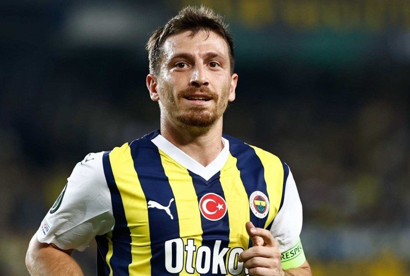 Ne kendine bir hayrın var, ne de takımına dişe dokunur bir faydan var. 
Bu dünyaya bir sivrisinek kadar dahi katkın yok. 
Ar yok, edep yok, haya yok. Senin ilk onbir de çıktığın maçlara RTÜK ün +18 uyarısı koydurması gerekir. 
Çenen kadar çalısmayan ayaklarının diyetini ödüyorsun