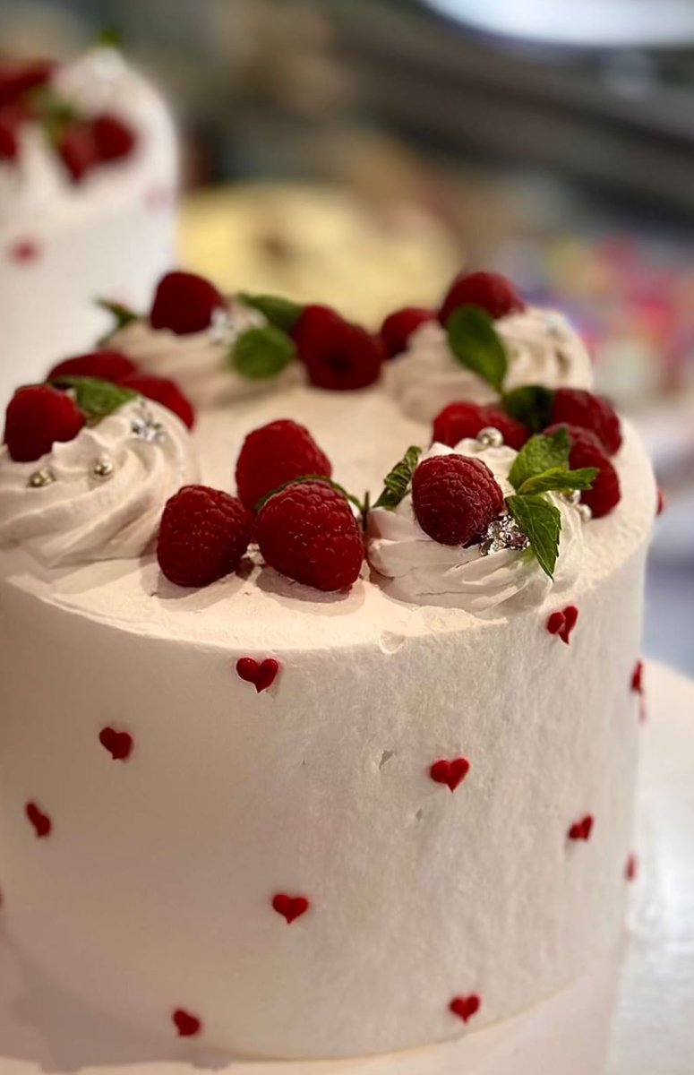 HnAm220's tweet photo. أعرف إني ما أهدرت عمري إلّا في ميادين اللُطف 
و الحُب ، وما أفنيت أيّامي إلا في ظل الرّقه . https://t.co/7pgO1xat3U
