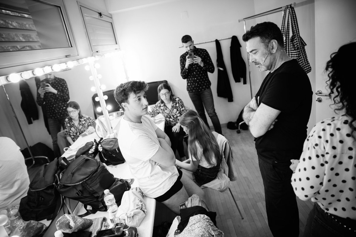 MateuPeramiquel's tweet photo. 🎭✨ Els camerinos són l'ànima de l'espectacle! Aquí, entre vestuaris i miralls, es viuen els últims moments abans de sortir a l'escenari. La directora ens dóna les últimes indicacions i ens assegurem que cada detall estigui perfecte. #WeColorMusic https://t.co/QW0UeGmVoh
