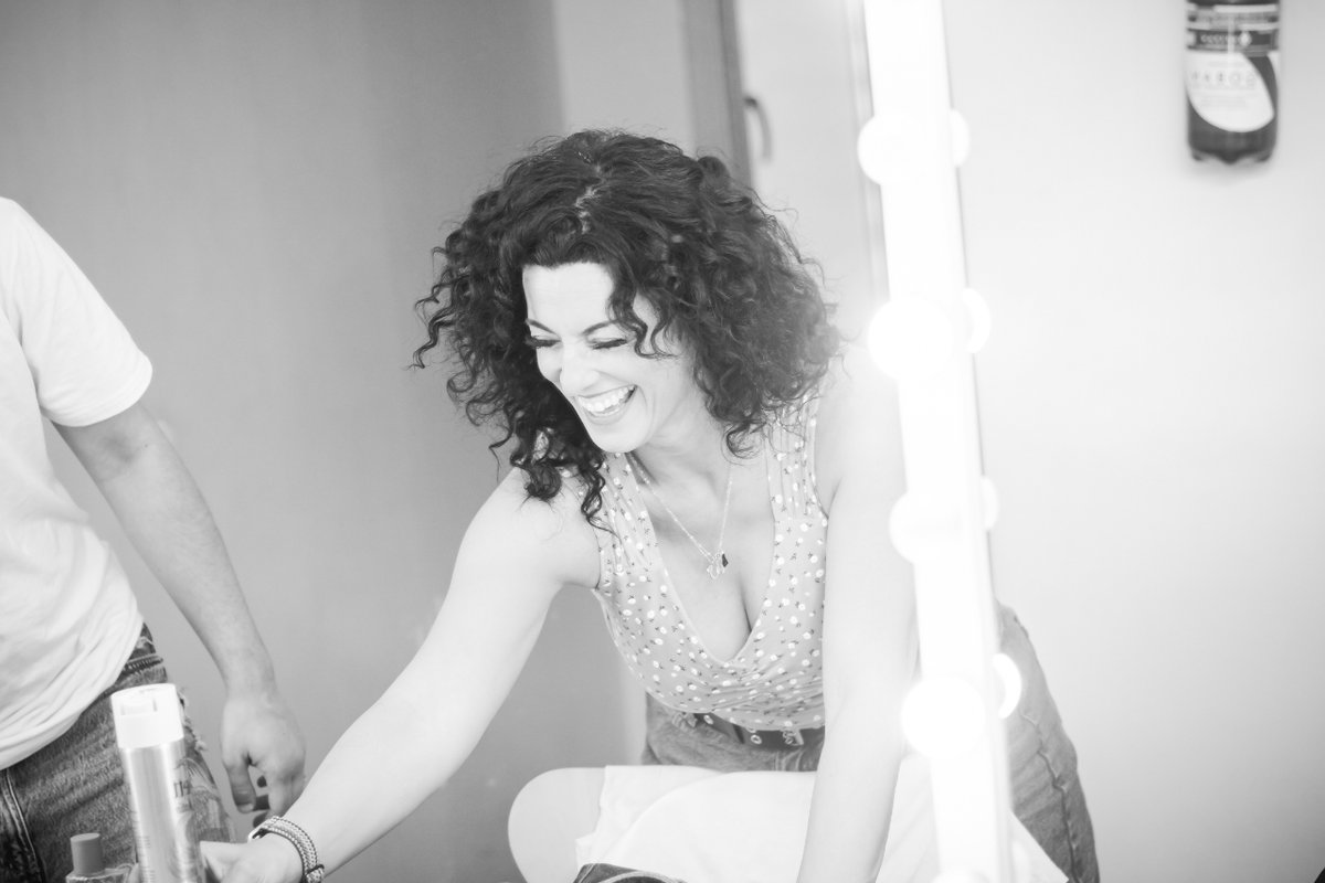 MateuPeramiquel's tweet photo. 🎭✨ Els camerinos són l'ànima de l'espectacle! Aquí, entre vestuaris i miralls, es viuen els últims moments abans de sortir a l'escenari. La directora ens dóna les últimes indicacions i ens assegurem que cada detall estigui perfecte. #WeColorMusic https://t.co/QW0UeGmVoh