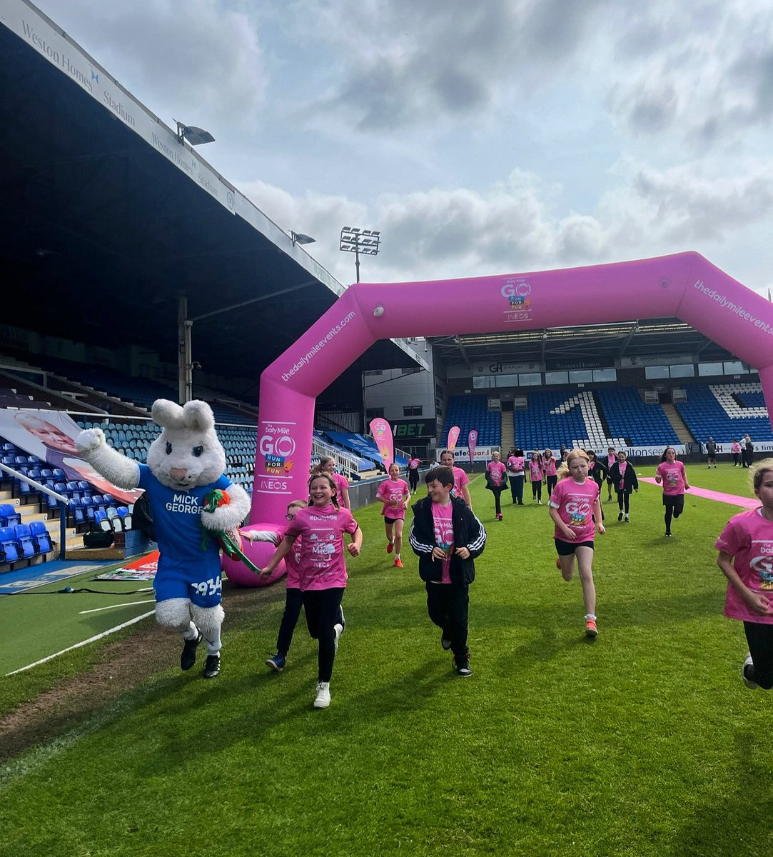 Living Sport had the amazing opportunity to partner with @_thedailymile and @theposh in providing over 90 children with the experience to get active! It’s amazing to see so many children with smiles on their faces while moving🎉 @FitnessRushMob @PeterBurrow1934