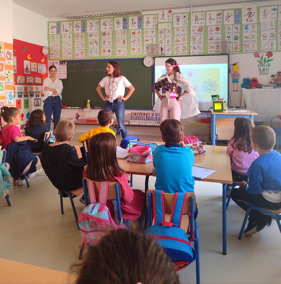 SaludAPCordoba's tweet photo. 🏫 Mónica Merlo y Rita Ramírez, profesionales de enfermería de la UGC Castilla del Pino, han impartido un taller de higiene de manos a alumnado infantil del @CEIPMditerraneo y el CEIP Noreña. https://t.co/QJocm0OMYS