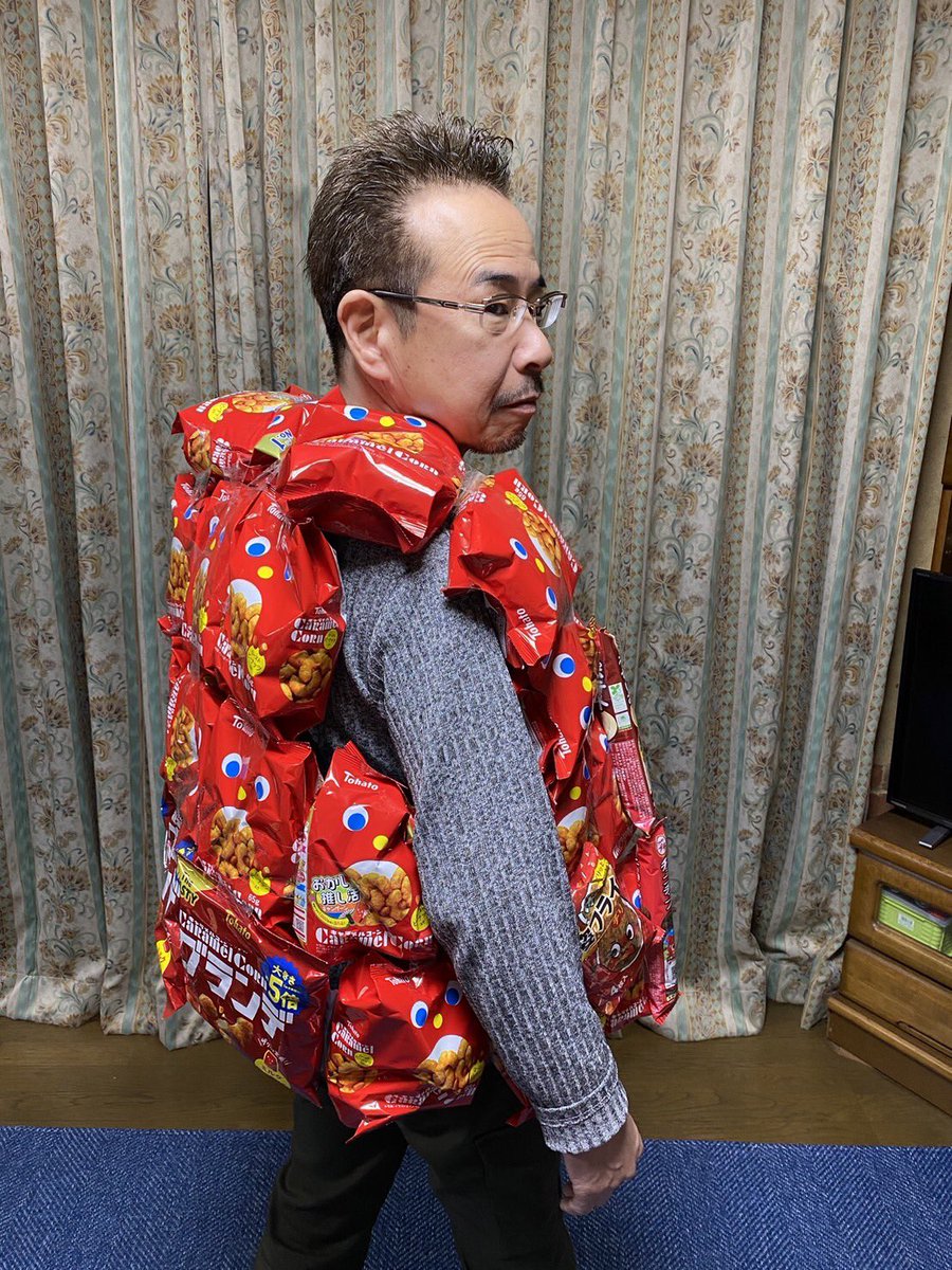 nicemiddle2010's tweet photo. どうかしてるよな　還暦の祝いがお菓子で作られていてびっくりオカシいよなぁ
良い子はマネをしないで、メーカーさん御免なさい🙇‍♂️
そして
年金もらえるかと調べたら、ちゃんと払ってない事に気づいた（爆笑） https://t.co/f3u8l3q7aZ