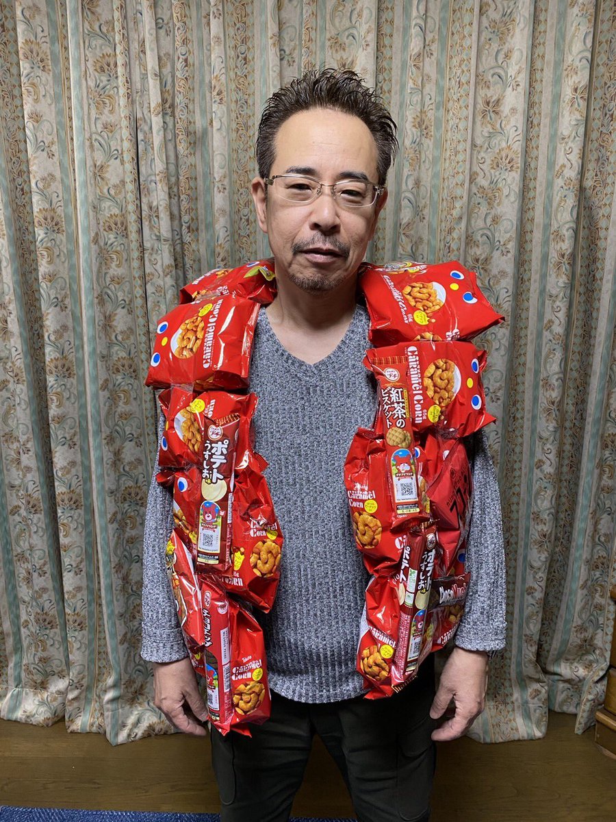 nicemiddle2010's tweet photo. どうかしてるよな　還暦の祝いがお菓子で作られていてびっくりオカシいよなぁ
良い子はマネをしないで、メーカーさん御免なさい🙇‍♂️
そして
年金もらえるかと調べたら、ちゃんと払ってない事に気づいた（爆笑） https://t.co/f3u8l3q7aZ