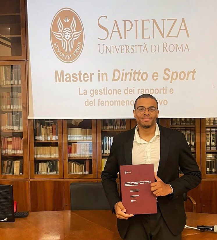 millersoto's tweet photo. Hoy mi hijo sustentó su tesis en Roma. Obtuvo una calificación de 110/110. No se imaginan la alegría y el orgullo que siento.

Felicidades hijo!! Te amo!!♥️ https://t.co/vA2PZS8L4s