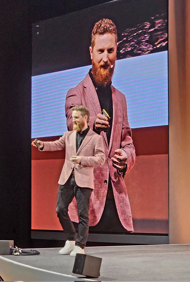 Right now <a href="/DrOVaughan/">Owen</a> is announcing a world first - the transfer of the same asset between different blockchains (Universal Blockchain Asset, UBA)

#LDNBlockchain24 <a href="/nChainGlobal/">nChain</a>
<a href="/LDN_Blockchain/">London Blockchain Conference</a> #Blockchain