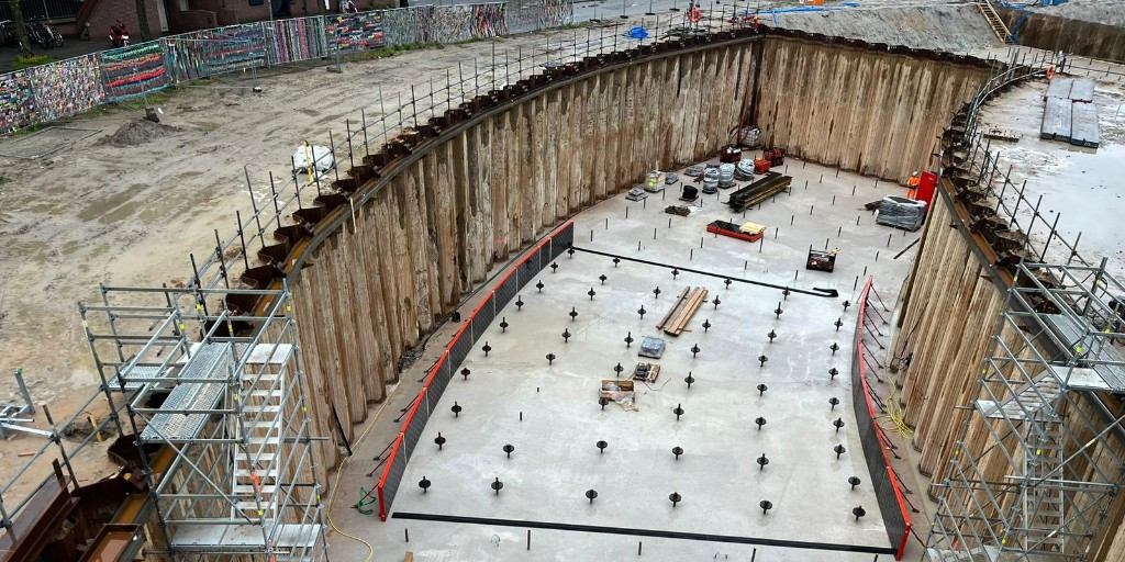 “Het is een prachtige kuip geworden! Vrijwel geen lekkages, damwanden mooi in lijn en in het slot, echt top.” (Jos, werkvoorbereider Strukton)

Kijk, dit horen we nu graag! In opdracht van Strukton heeft Sterk een bouwkuip geplaatst voor een nieuwe busonderdoorgang in Groningen.