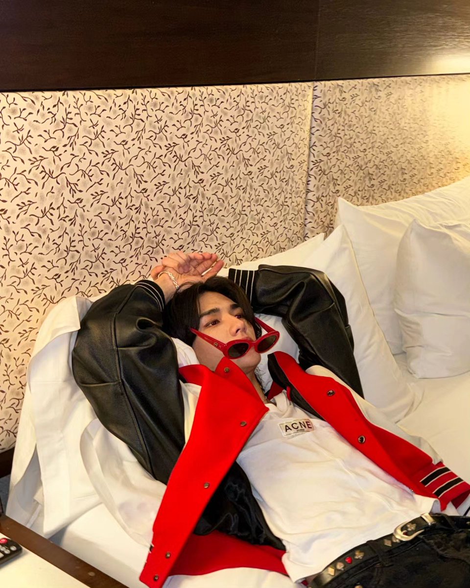 hyunjinpost's tweet photo. instagram update https://t.co/ojYhiV6Cvt