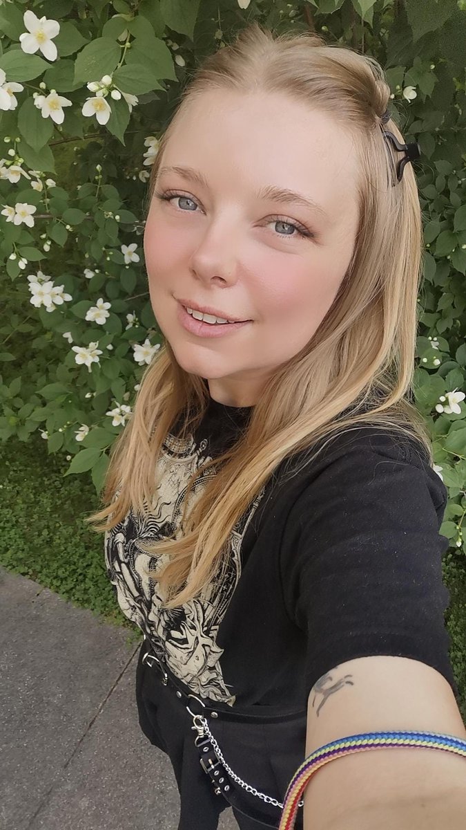 Enjoying the day 🌸 meeting up later with Eujin to bring our plans to life! 😘
#maidmonday will be back - even better!