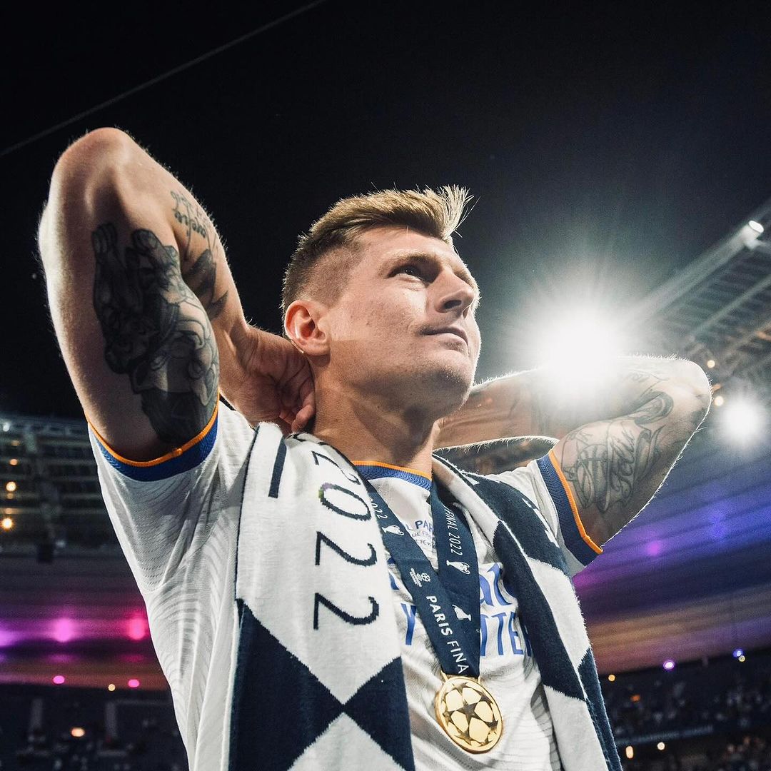 SeputarMadrid's tweet photo. 🚨📲 Pernyataan Toni Kroos lewat akun sosial medianya:

"17 Juli 2014, hari presentasi saya di Real Madrid, hari yang mengubah hidup saya. Kehidupan saya sebagai seorang pemain sepak bola, tetapi terutama sebagai seorang manusia. Itu adalah awal dari sebuah kehidupan baru di klub terhebat di dunia. Hari ini, setelah 10 tahun, pada akhir musim, kehidupan ini berakhir.

Saya tidak akan pernah melupakan dekade yang sukses dan menyenangkan ini!

Secara khusus saya ingin mengucapkan terima kasih kepada presiden Florentino Pérez, Klub dan semua pihak yang telah menyambut saya dengan hati yang terbuka dan mempercayai saya. Tetapi yang paling utama saya ingin mengucapkan terima kasih kepada para madridista atas cinta dan dukungan kalian dari hari pertama hingga hari terakhir.

Pada saat yang sama, keputusan ini berarti bahwa karir saya sebagai pesepakbola aktif akan berakhir pada musim panas ini setelah Piala Eropa. Seperti yang selalu saya katakan, Real Madrid adalah dan akan menjadi klub terakhir saya.

Hari ini saya merasa senang dan bangga karena telah menemukan momen yang tepat untuk keputusan ini di dalam kepala dan di dalam hati saya. Ambisi saya adalah untuk mengakhiri karir saya di level teratas. Mulai saat ini, dalam pikiran saya hanya ada satu pikiran utama dan tidak ada yang dapat mengalihkan perhatian saya dari hal ini: MENJADI JUARA EROPA KE-15!!! HALA MADRID Y NADA MAS!!!!"

#GraciasKroos