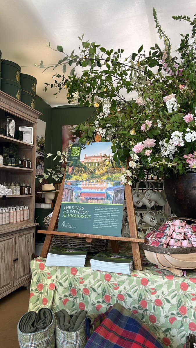 New work on show at the Chelsea Flower Show for <a href="/KingsFdn/">The King's Foundation</a> 🌺