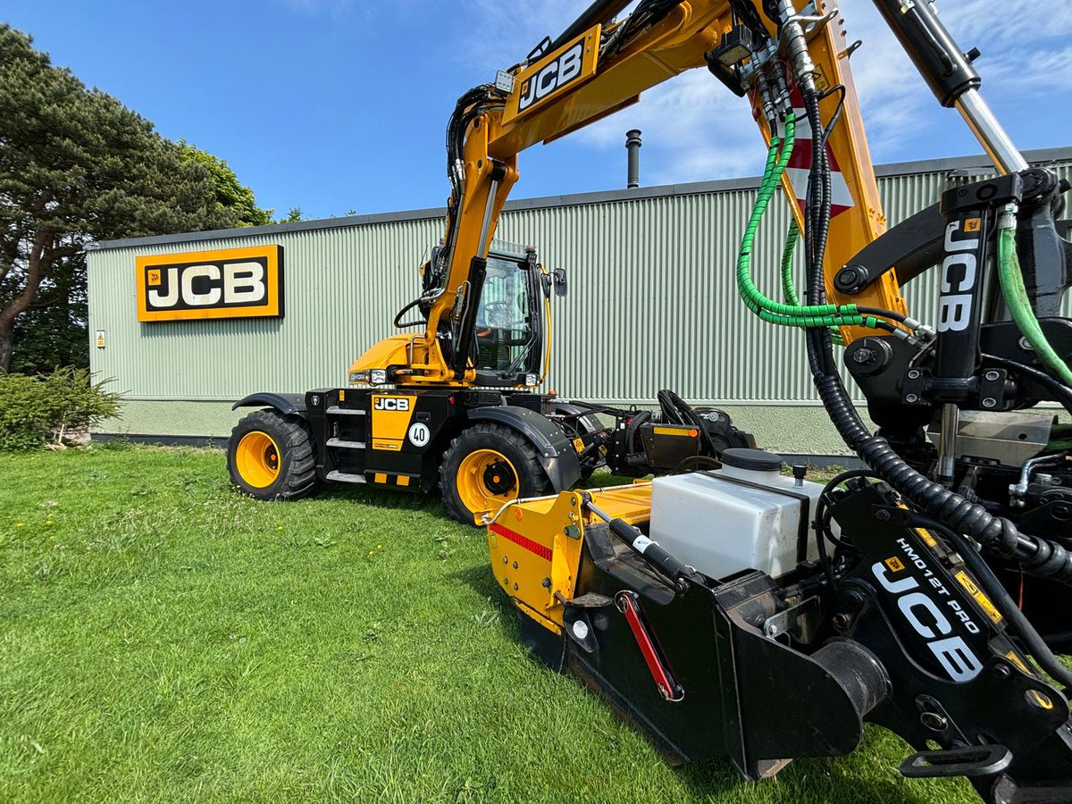 ScotJCB's tweet photo. What a stunning day for Blair Largue from Gary Largue Plant Hire to collect their new Pothole Pro!😎 ☀️ 

Thank you for your continued business and all the best with your new machine!💛 

📸 Ross Shand, Aberdeen Depot

#jcb #construction #planthire #groundworks #heavymachinary https://t.co/YUkrmNwljx
