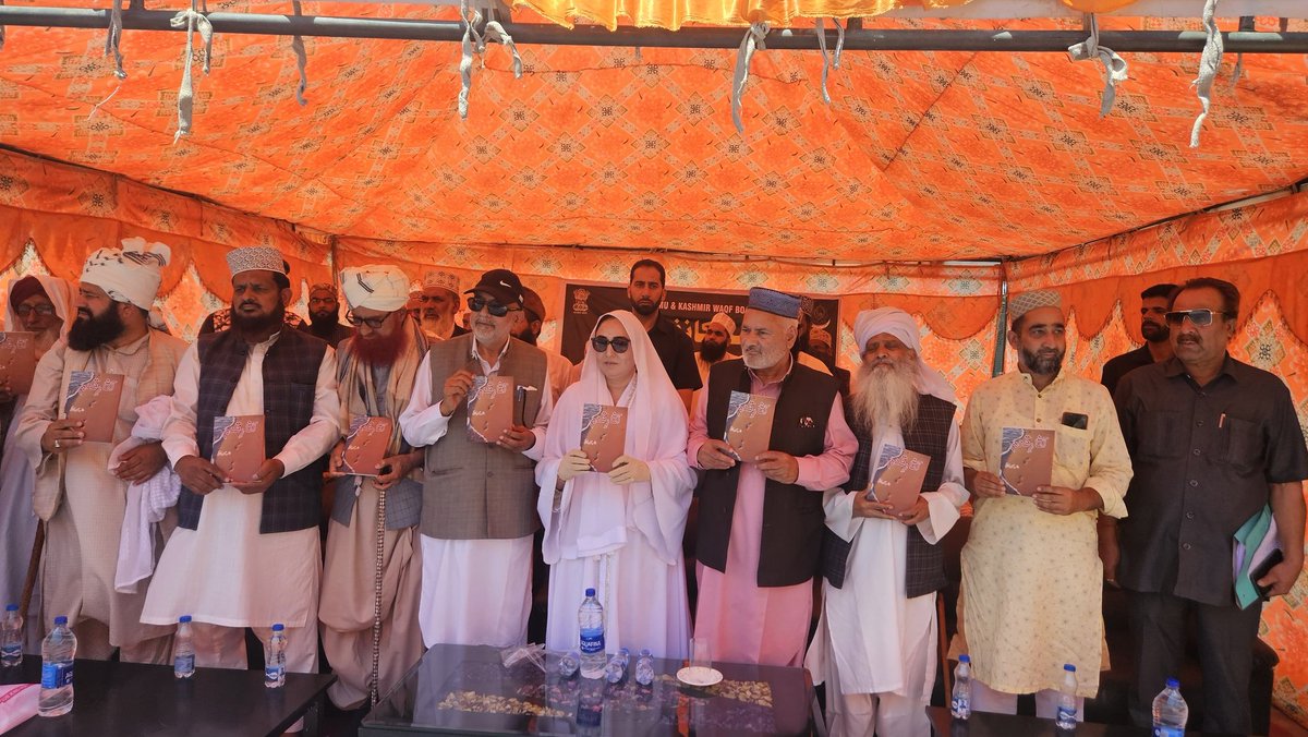 Ulema Conference was organised by J&K Waqf Board at Shahdara Sharif in Rajouri today. Eminent religious scholars of Pir Panjal Valley participated. The message of humanity & peace of Islam resonated from the deliberations. Administrator Abdul Qayoom Mir was also present. @diprjk