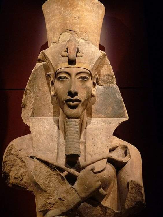 Echnaton ist einer der berühmtesten Pharaonen des alten Ägypten. Er ist auch als Amenophis IV. bekannt. Er regierte Ägypten im 14. Jahrhundert v. Chr. 17 Jahre lang. Zu Beginn seiner Herrschaft heiratete er Nofretete.