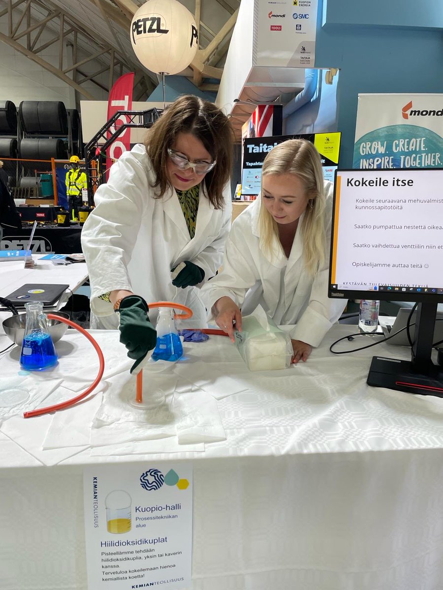 Tänään ⁦<a href="/HyyrylainenH/">Hanna Hyyryläinen</a>⁩ kanssa ammattiosaajien hommissa Taitaja -kisoissa Kuopiossa ⁦<a href="/Kemianteollisuu/">Kemianteollisuus</a>⁩ ständillä. Tulkaa moikkaamaan! Voidaan näyttää miten tehdään hiilidioksidijääkuplia, ja samalla jutellaan ammatillisen koulutuksen merkityksestä.