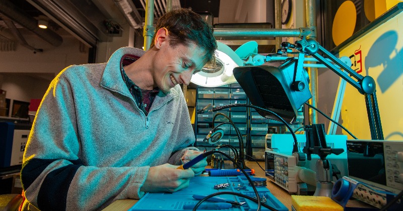 VMO2News's tweet photo. We've announced the winners of this year’s #TimeAfterTime fund.  
Partnering with @hubbubUK, we’re funding 8 innovative projects that will tackle #ewaste &amp; support #digitalinclusion

The winners were chosen by our panel: @MrGeorgeClarke @hubbubUK, Material Focus @GoodThingsFdn