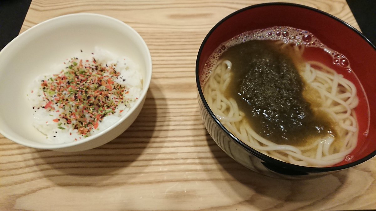 晩飯、素うどんとろろ昆布とご飯！