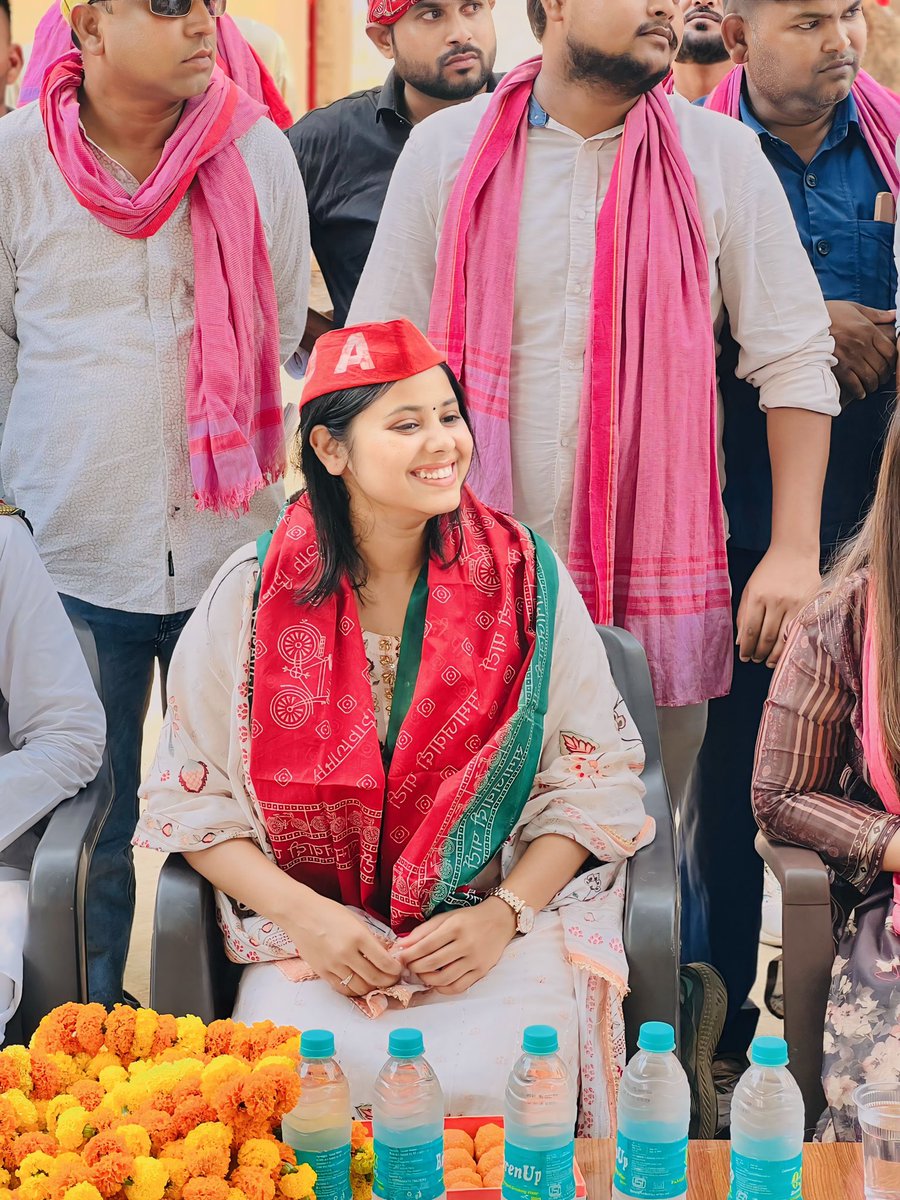 PriyaSarojMP's tweet photo. आज मछलीशहर विधानसभा क्षेत्र अंतर्गत विभिन्न स्थानों पर जाकर जनता का अपार प्यार एवं आशीर्वाद मिला,रुझान बता रहा है कि मछलीशहर की जनता ने बदलाव का मन बना लिया है और मछलीशहर की बेटी प्रिया सरोज को 25 म‌ई को साइकिल का बटन दबाकर भारी से भारी मतों से विजय बनाने का काम करेंगे https://t.co/rW2bQ2utct