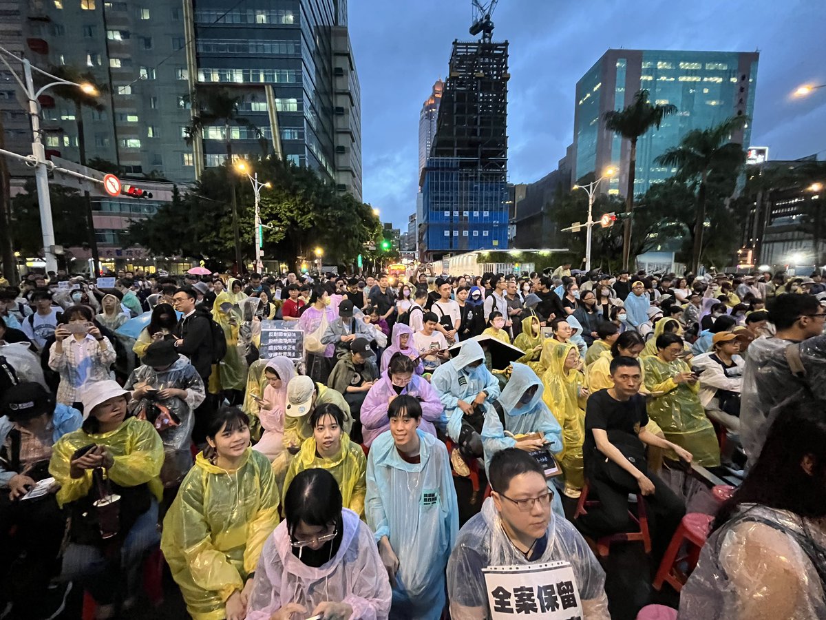 🇹🇼 „Ohne Debatte ist es keine Demokratie!“ - tausende Menschen demonstrieren vor dem  #taiwan​ischen Parlament in #Taipei. Sie wollen verhindern, dass die beiden Oppositionsparteien #KMT und #TPP gemeinsam ein Gesetz verabschieden, mit dem die Gesetzgebung beschleunigt würde.