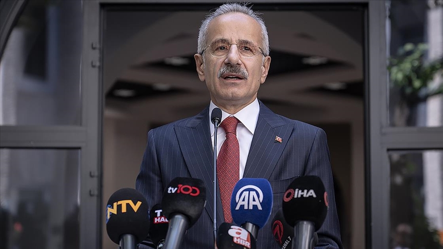 ❝Havalimanı girişlerinde tüm yolcular cihazla aranacak. Kendisinin veya eşyasının elle aranmasını kabul etmeyen yolcu uçağa kabul edilmeyecek❞ 👉Bakan Uraloğlu, ulaştırma alanında yapılacak yeni düzenlemeleri duyurdu v.aa.com.tr/3225852