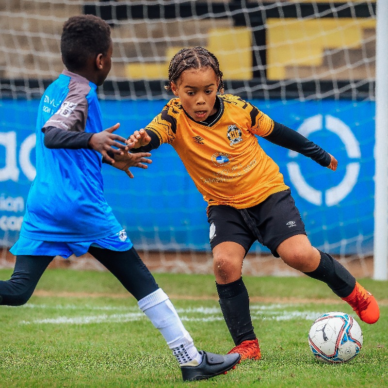 CambridgeUtdFC's tweet photo. Welcoming our youngest intake of players into Cambridge United Academy! 🤝

#CamUTD | @cufcacademy1