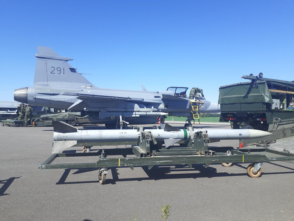 'You can't park that there!' Highway 44 closed today in west Sweden for dispersed #Gripen roads ops exercise, with the SwAF conducting around four of these a year to ensure agile operational readiness - more pics to follow #avgeek #aviationlovers #NATO