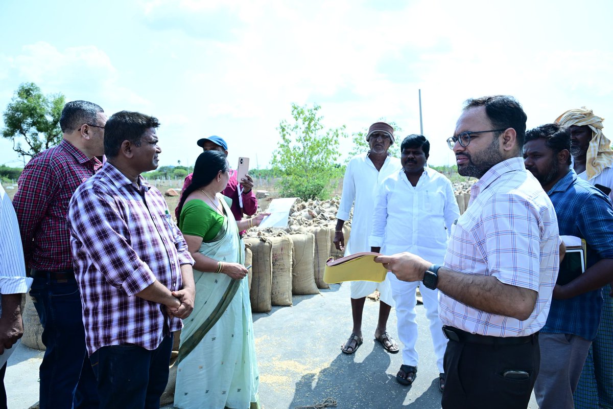 21-05-2024 మంగళవారం జిల్లా కలెక్టర్ కె.శశాంక గారు ఇబ్రహీంపట్నం మండలం, మెట్టీళ్లలోని ప్రైమరీ అగ్రికల్చర్ క్రెడిట్ సొసైటి, పటేల్ గూడలో కొనసాగుతున్న వరి ధాన్యం కొనుగోలు కేంద్రాన్ని సందర్శించారు @TelanganaCS