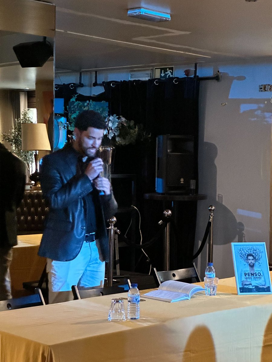 AtlanticBooksPT's tweet photo. Hoje relembramos alguns momentos da sessão de lançamento da obra "Penso, logo tenho" da autoria de Paulo Henrique Jacinto. 

O evento teve lugar no Lisbon SOHO Club, em Lisboa!

#MoonlightEdicoes #SessaoDeLancamento https://t.co/ANpuWnvuEV