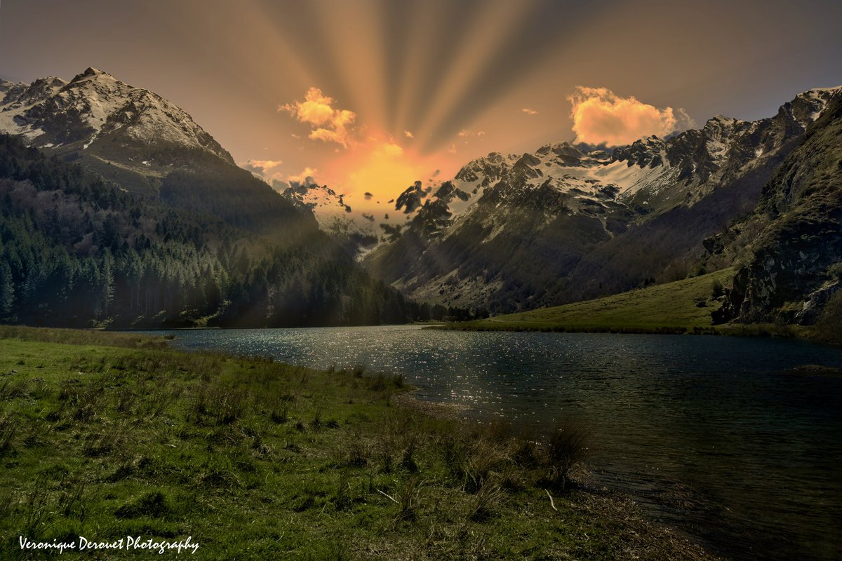 🇫🇷 Lake of Estaing
Hautes Pyrénées 
Veronique Derouet 04/2024
#lacdestaing #estaing #estainglake #hautespyrenees #mountains @ThePhotoHour