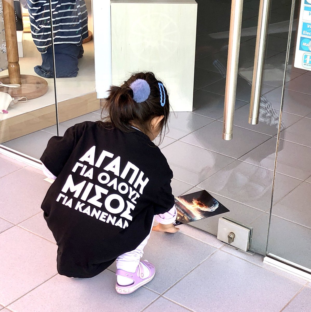 ImamGreece's tweet photo. Our most important volunteer of the peace campaign always needs some breaks of fries &amp; ice creams after a hard day of work ❤️🤗🍟🍨🍦

And carrying on the shoulders whenever needed! 

#worldwar3 #childcampaigner #peacecampaign #ahmadiyya #alexandroupoli #αλεξανδρούπολη #ειρήνη https://t.co/9Twxf4DNg3