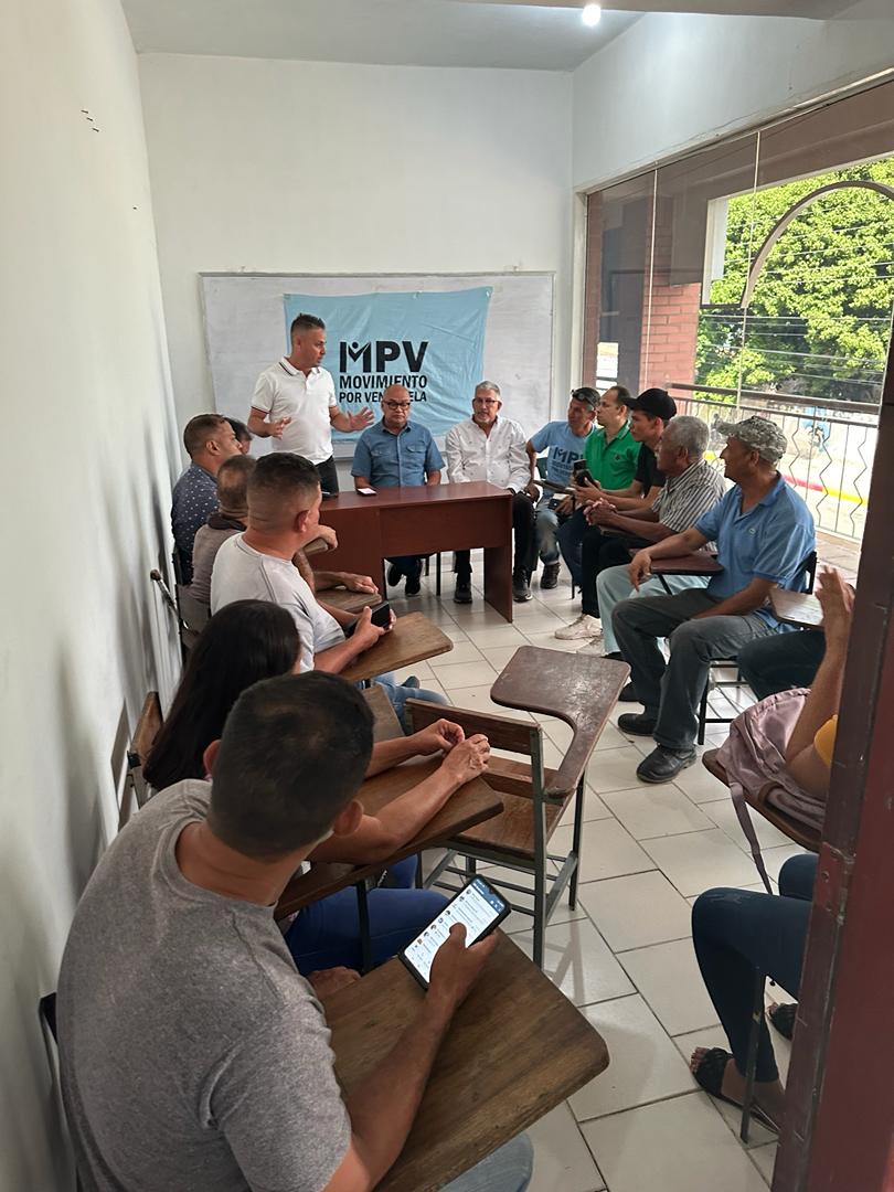 MPVCojedes's tweet photo. #20Mayo recibimos a @henryrosales1 de nuestro @MPV_Nacional dónde se dirigió a nuestros líderes de los Municipios #Pao #LimaBlanco #Tinaco y #Tinaquillo articulando estrategias de cara a la #CampañaElectoral con @EdmundoGU #EnMovimientoPorVenezuela @simoncalzadilla @Garry_Blanco https://t.co/8yw4gl232U
