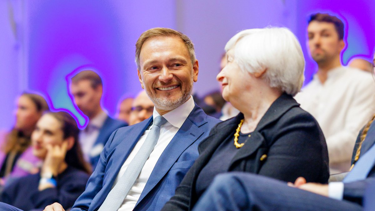 🇺🇸🤝🇩🇪 @SecYellen is one of the outstanding fiscal policymakers of our time and focuses on how economics can improve the world by encouraging transformation, says Minister @c_lindner in his laudatory speech for Secretary Yellen to mark the award of an honorary doctorate.