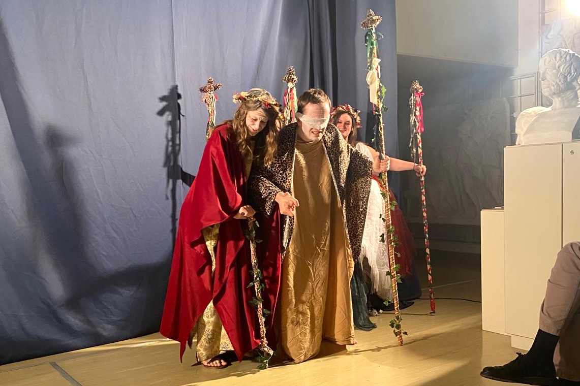 KlassArchWien's tweet photo. Lust auf antikes Theaters? 🎭 Die Theatergruppe EKSTASIS präsentiert Euripides' Bakchen - mit Studierenden der Klassischen Archäologie. Nach einem erfolgreichen Start laden wir herzlich zu den nächsten Aufführungen am 23. bis 25. Mai um 19:00 Uhr in unserer Abgusssammlung ein! https://t.co/EALFHLd9VF