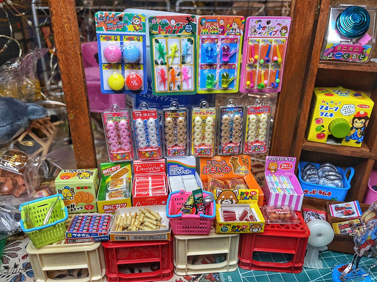 キャンドゥのコレクションボックス(550円)を使ってミニチュア駄菓子屋
