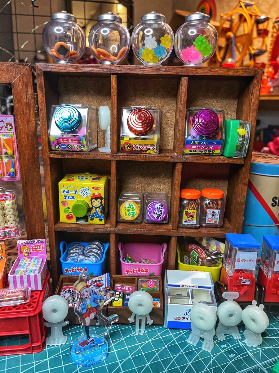 キャンドゥのコレクションボックス(550円)を使ってミニチュア駄菓子屋