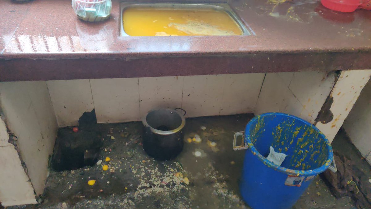 Parmana75684584's tweet photo. Shocking news🚨

Authorities of @mamcagroha force for compulsory Mess and charge extra electricity bill on Residents 10k per month.
The condition of mess Is so bad.

They also increase Hostel charges also for Residents.

So many problems faced by residents day by day
#medtwitter https://t.co/xzSMXL7jZ3