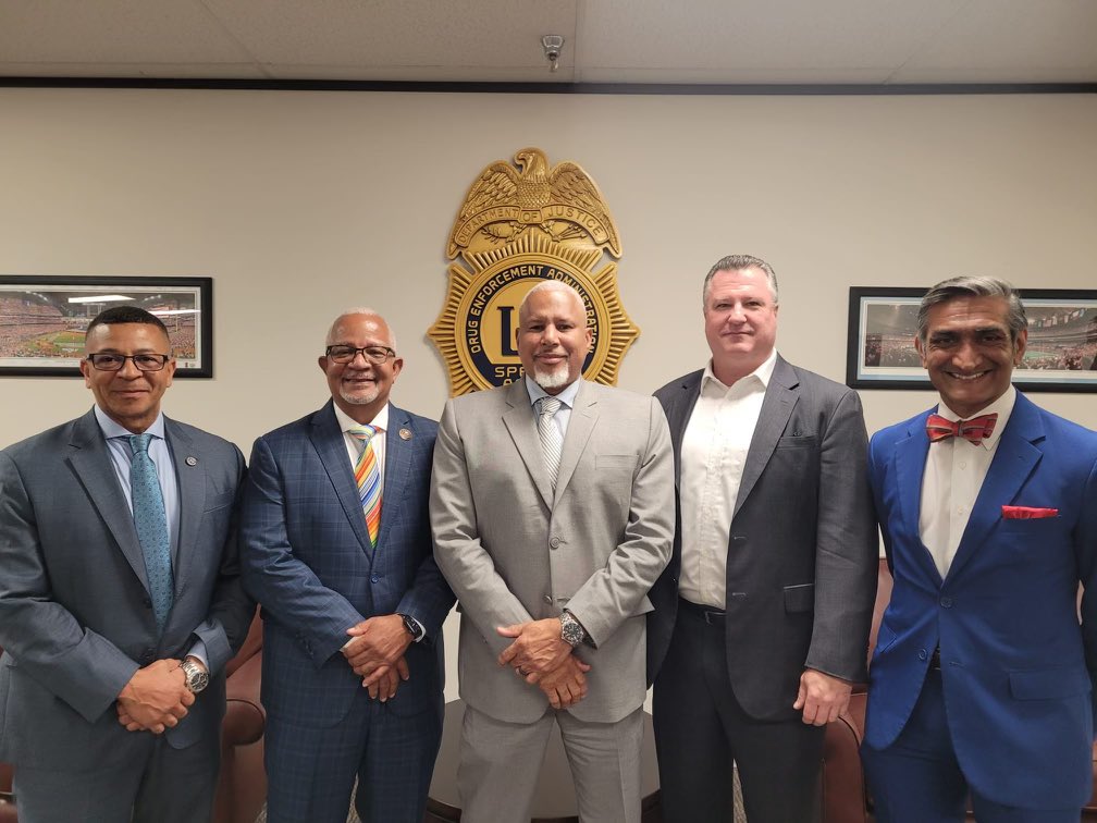 DEAHOUSTONDiv's tweet photo. DEA Houston Special Agent in Charge Daniel Comeaux met with Houston Violent Crime Initiative Principals to include local, state, and federal law enforcement partners and prosecutors to coordinate an action plan against violence in Houston. #HoustonDEA #KeepHoustonsafe https://t.co/eJbsbwmXyL