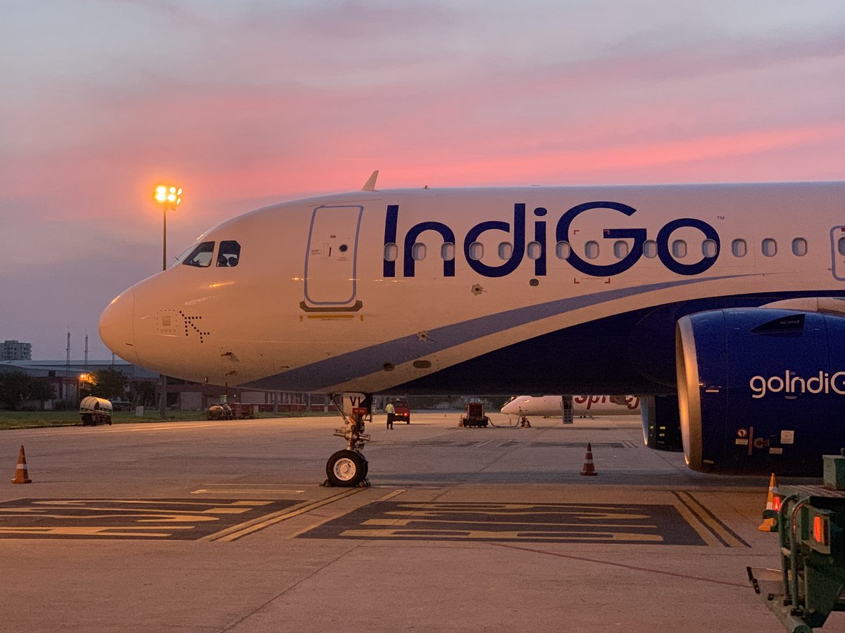 🔷IndiGo flight 6E6543 from Mumbai to Varanasi had to return to the aerobridge after the cabin crew noticed a passenger standing in the back, unable to find a seat due to overbooking.

🔷The aircraft was taxiing out when this happened. The cabin crew alerted the pilots, and the