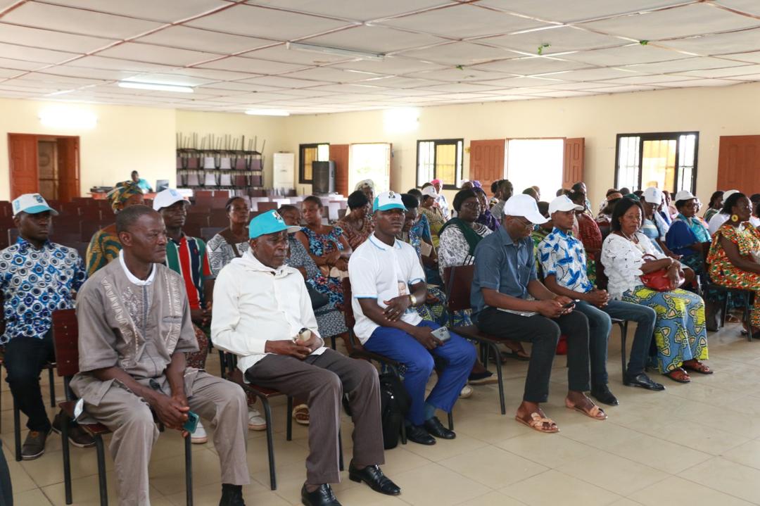 lawson_kayi's tweet photo. Séance de #remerciements des candidats #UNIR du #Golfe5 ce lundi de Pentecôte,  en présence des membres des structures de base de notre Grand Parti UNIR. https://t.co/Qlo46pebfn