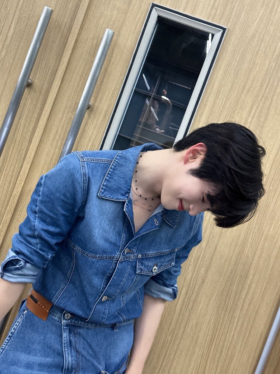 ZB1_official's tweet image. _💌

제로즈~🌹
제로즈 덕분에 웃고 있다아 :)
청 셋업 입어서 기분 좋았는데 
The show! 1위까지.. 너무 고마워♥️
밥 잘 챙겨 먹으면서 활동 또 열심히 해보자아~
사랑해💌

#SUNGHANBIN #성한빈
#ZEROBASEONE #ZB1 #제로베이스원