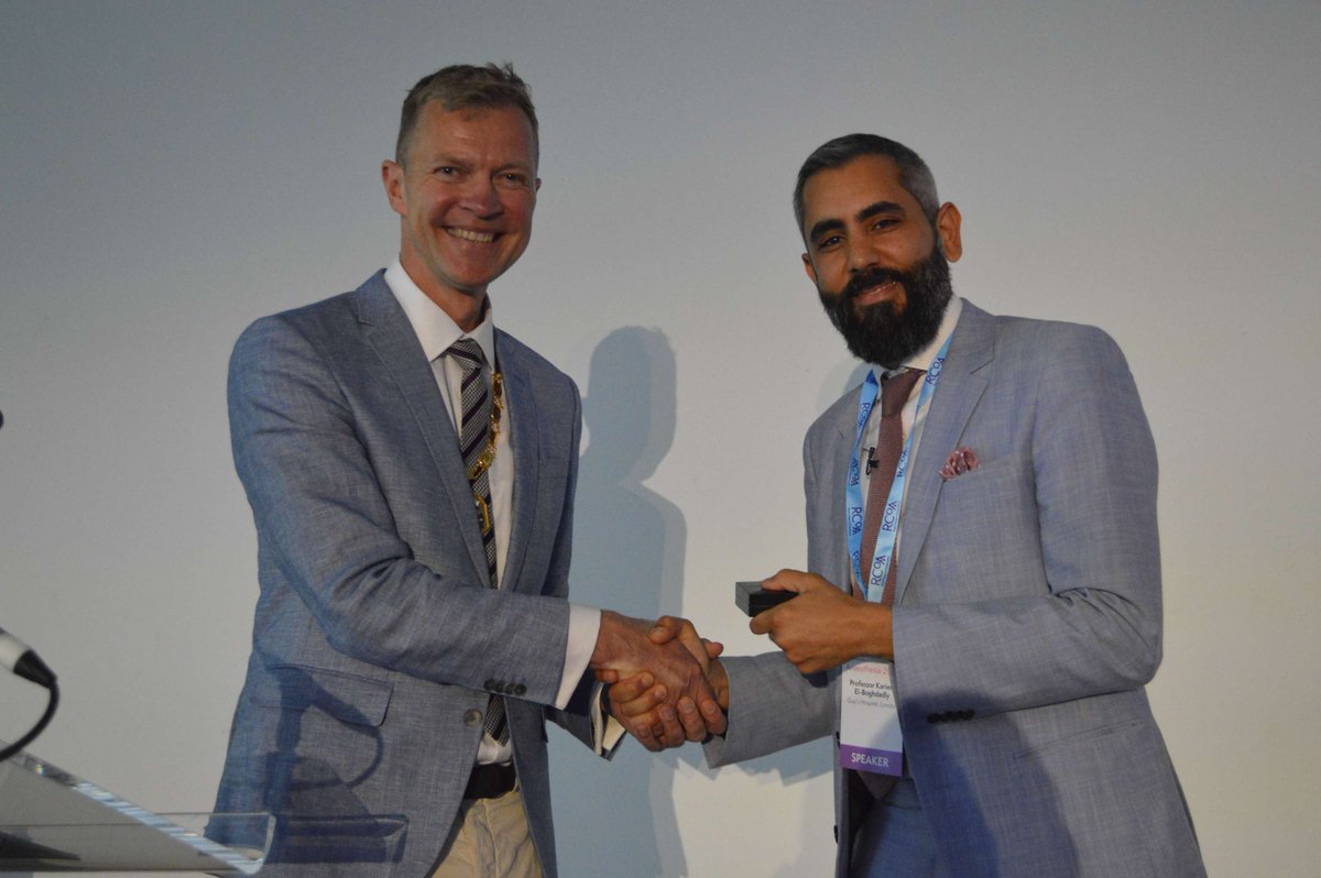 College VP @doctorhelgi presenting the Dudley Buxton prize for ‘meritorious work in anaesthesia or in a science contributing to the progress of anaesthesia' to @elboghdadly. Congratulations Kariem! #Anaesthesia2024