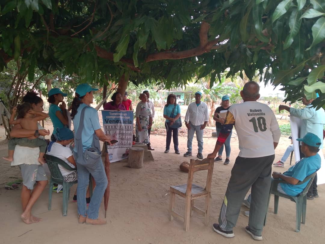 anzconvzla's tweet photo. 🇻🇪 La Gran Alianza Nacional (GANA) del Municipio Anaco, realizó una visita casa por casa en Mapiri Kaki, zona rural Anaco. Durante esta jornada los activistas enseñaron a votar a los vecinos en las elecciones de este #28jul por @EdmundoGU. 

¡Vamos #ConVzla! https://t.co/W332ZLGTDS