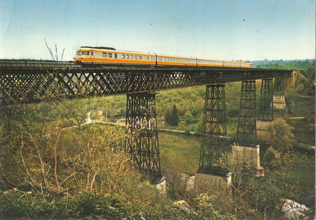 23 BUSSEAU-d'AHUN Le Viaduc sur la Creuse de l'architecte Gustave Eiffel 56m de haut pr 300m de long pour le chemin de fer (SNCF) de Limoges à Montluçon avec une RTG le tubotrain