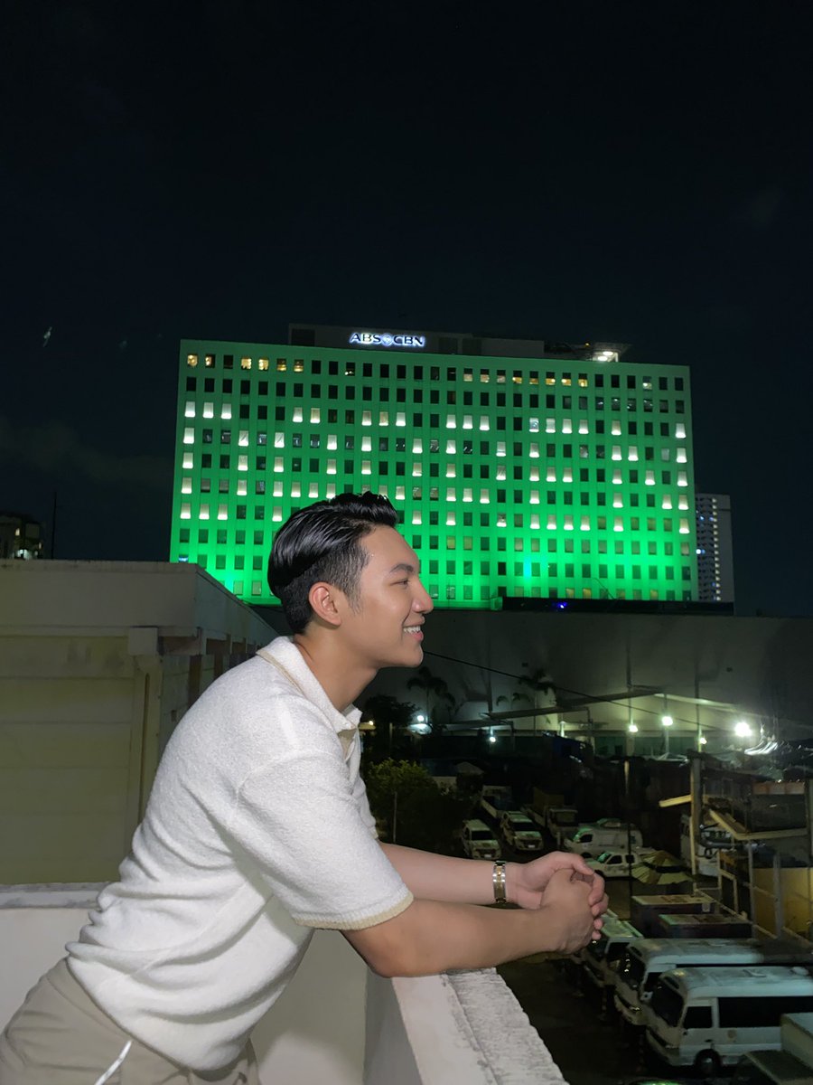 StarMusicPH's tweet photo. The ELJ Building lights up to celebrate Darren Espanto’s 10 years in the entertainment industry!

Don’t miss his #D10 concert. Buy your tickets now: 🎟️ https://t.co/nufTIMNpNC

#DReveal #DARREN #StarMusicPH https://t.co/nP2KzTB9ML