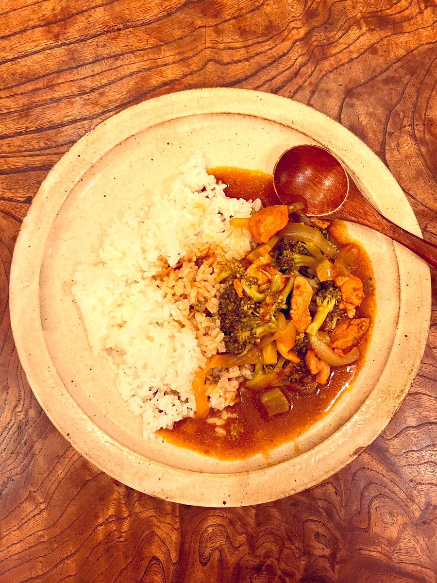 Yui_shoten's tweet photo. ひとり分のカレーを初めて作った
ブロッコリーの芯と玉ねぎと鳥に胸肉のカレー
#カレーライス https://t.co/yRIjd7I9jA