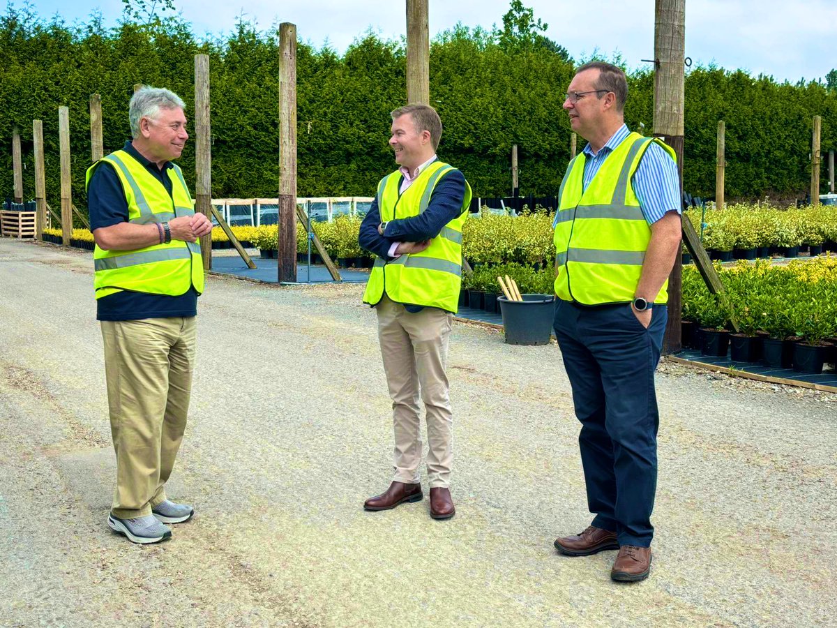 BradleyThomasUK's tweet photo. 🌳@whiting_ltd is a long established Bromsgrove business that puts the environment &amp; nature at the heart of what they do.

It was a pleasure to meet Maurice and Laurence who are so passionate about ensuring that new houses &amp; business premises are beautifully landscaped. https://t.co/BOS8FoFFNz