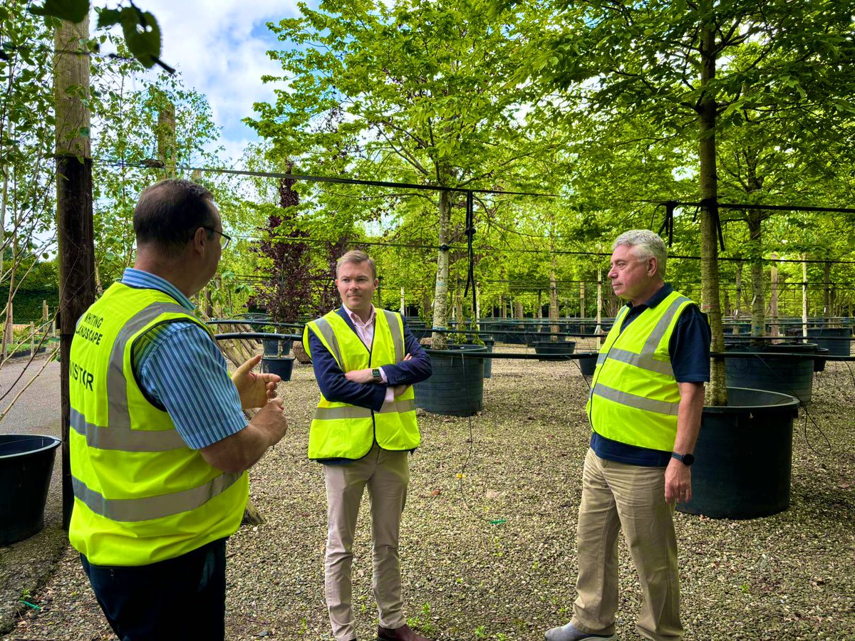BradleyThomasUK's tweet photo. 🌳@whiting_ltd is a long established Bromsgrove business that puts the environment &amp; nature at the heart of what they do.

It was a pleasure to meet Maurice and Laurence who are so passionate about ensuring that new houses &amp; business premises are beautifully landscaped. https://t.co/BOS8FoFFNz