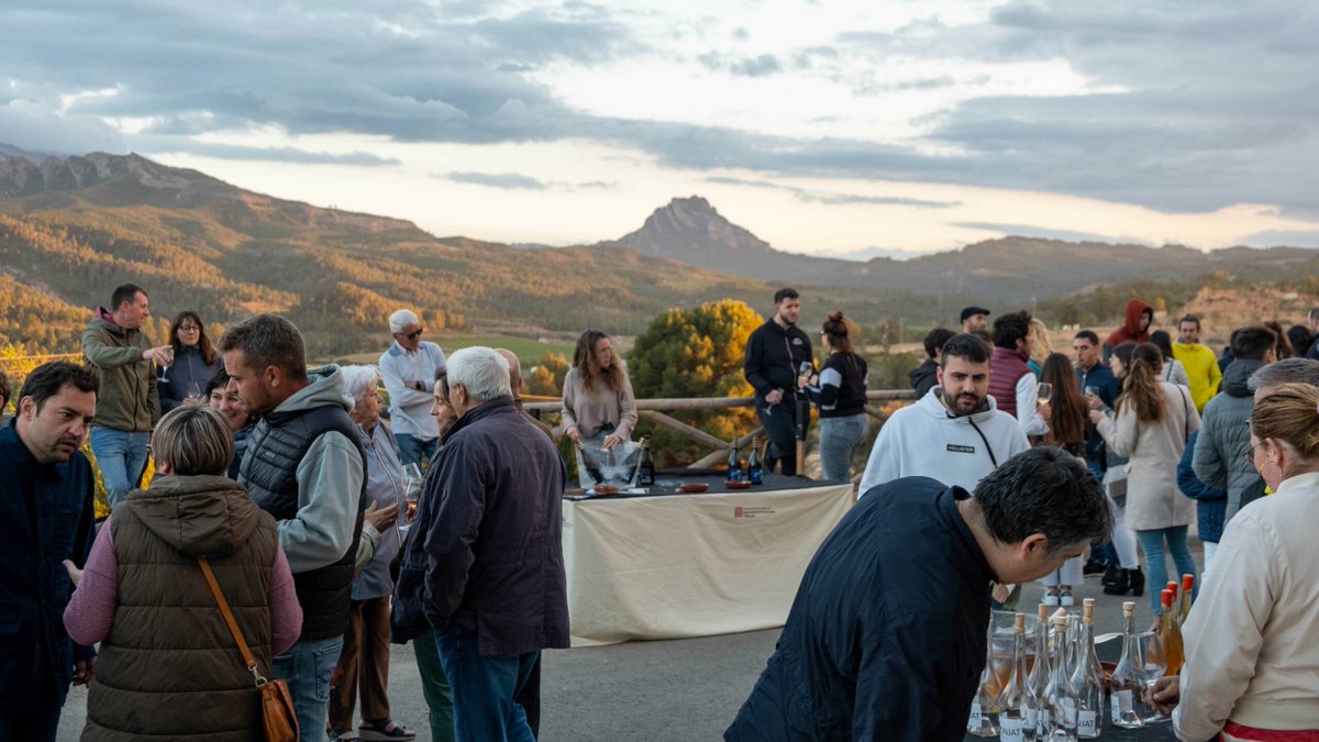 SetmanariEbre's tweet photo. đą El âCicle Estacionsâ de Bot captiva el pĂșblic amb activitats al voltant de lâart, la natura i el vi
đ· LA NOTĂCIA: https://t.co/nnmZykUk2V
@turismecat @catexperience @JaumedeBot @ccterraalta @govern @terresebre @asalvadof #Bot #SomBot #TerresdelEbre https://t.co/B5lehVCBBV